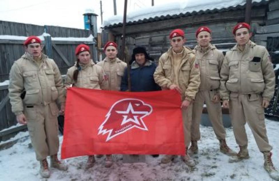Юнармейцы помогают чистить снег ветеранам труда в Кыштовке
