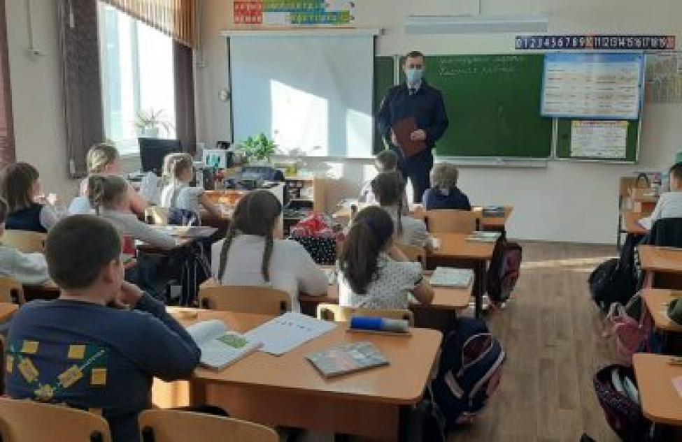 Инспектор ГИБДД провел урок для школьников в Кыштовке