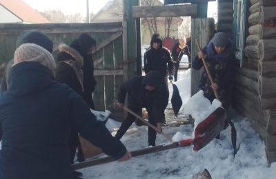 Сугробы убирает молодежь со дворов пенсионеров в Кыштовке