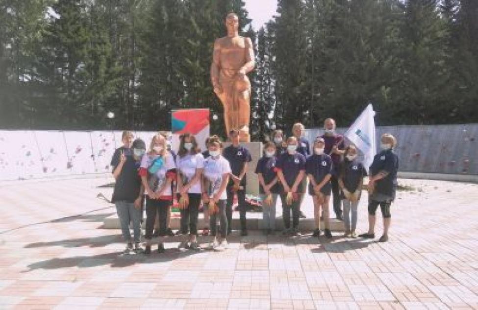 Волонтеры привели в порядок Мемориал павшим в годы ВОВ в Кыштовке
