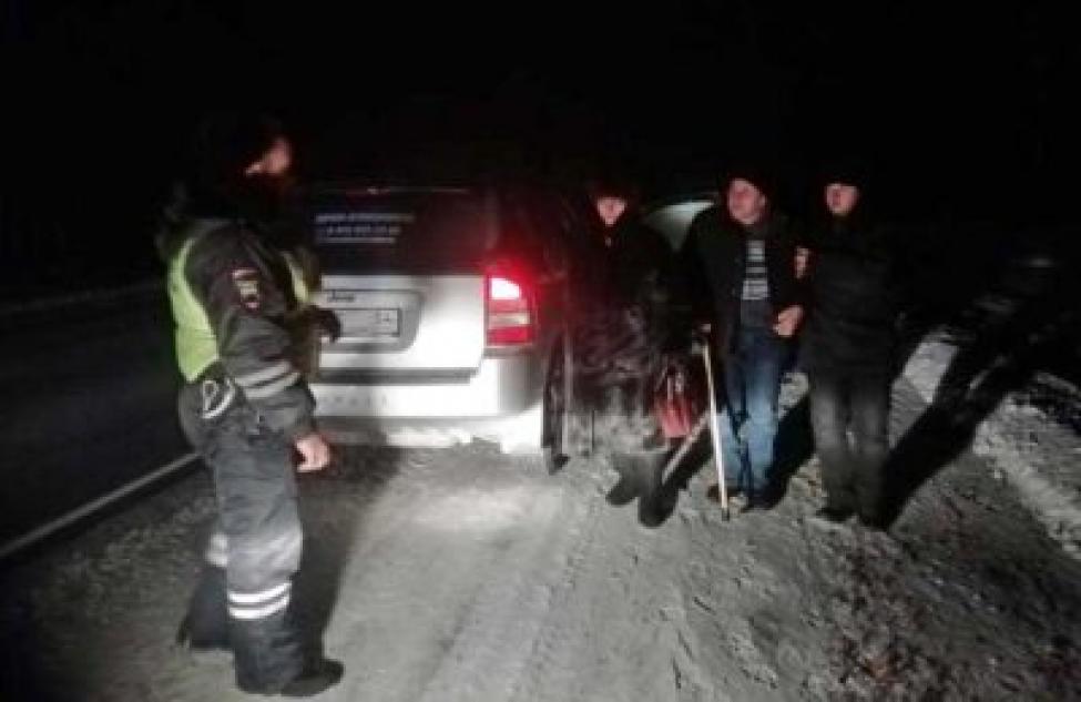 Мужчину с родителями спасли на трассе в Коченевском районе