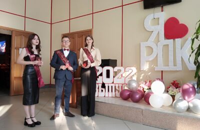 «Золото за труд»:  Кыштовским выпускникам школы№1 вручили золотые медали