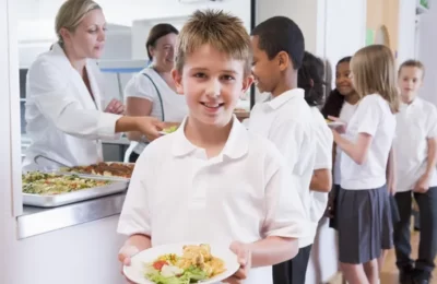 Правительство направит дополнительное финансирование в регионы на бесплатное горячее питание для школьников