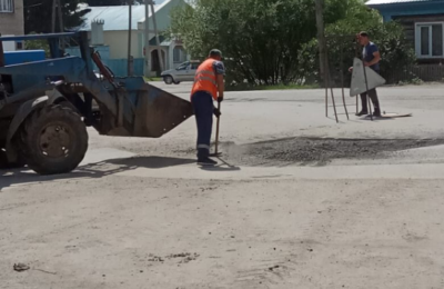 В Кыштовке дорожные рабочие приступили к ремонту улиц