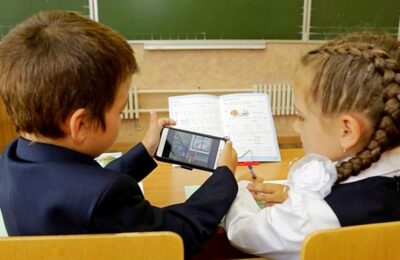 Минобр Новосибирска прокомментировал запрет телефонов во время уроков