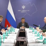На совещании в Новосибирске Дмитрий Медведев назвал число принятых на службу контрактников