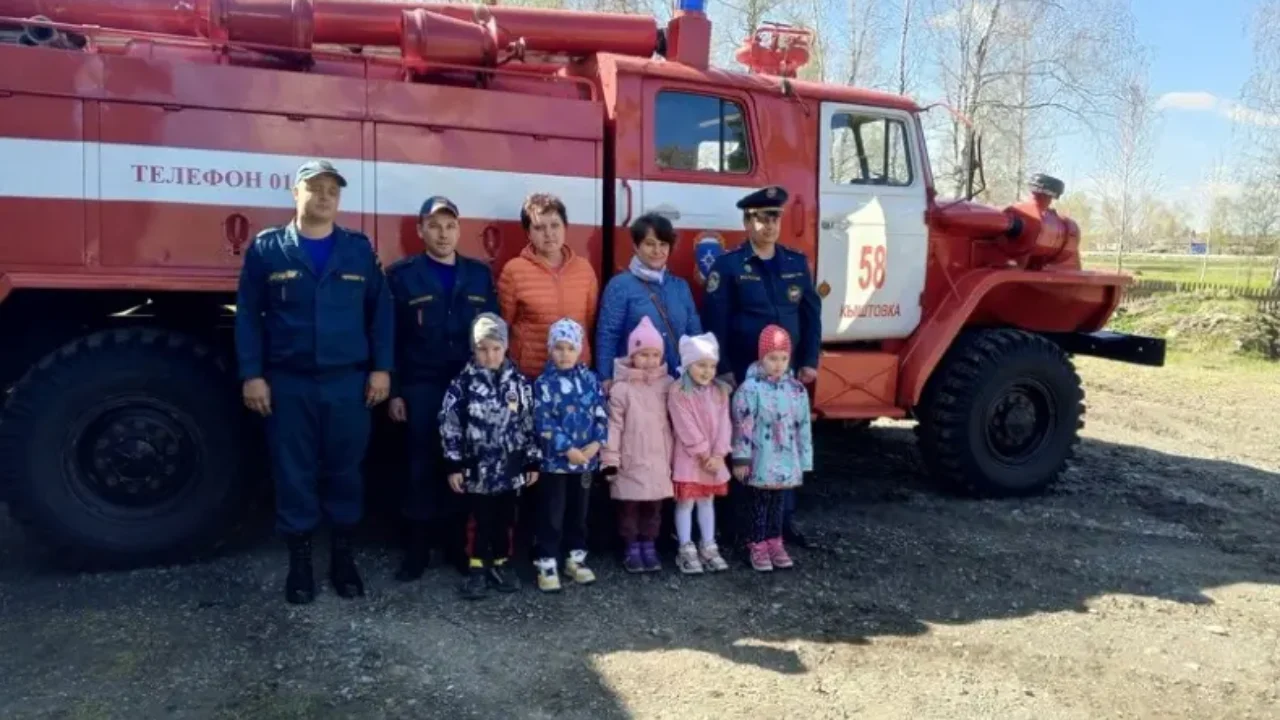 Воспитанникам детского сада Берёзка провели экскурсию по Кыштовской  пожарной части - Правда Севера