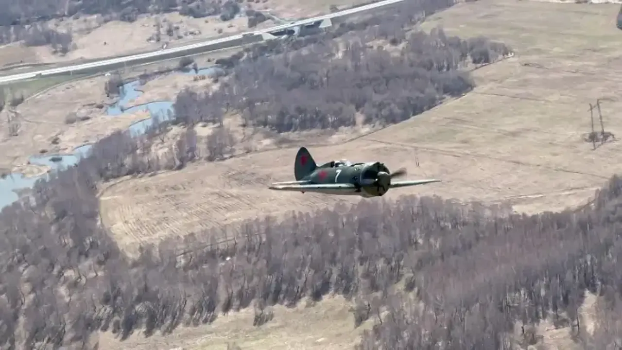 Над Новосибирском в небо поднялся восстановленный самолёт времён Великой  Отечественной Войны - Правда Севера