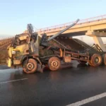 Под Новосибирском водитель большегруза протаранил путепровод