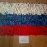 Ко Дню Государственного флага Российской Федерации Кыштовские волонтёры сплели уникальный флаг