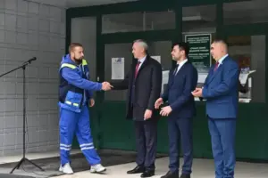 Губернатор Андрей Травников вручил медикам ключи от 23 новых «скорых»