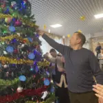 У наших соседей: Глава Усть-Таркского района присоединился к «Ёлке желаний»