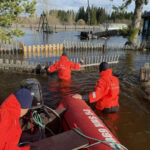 Людей спасают на лодках: режим ЧС ввели в Колыванском районе