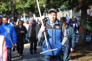 Андрей Травников вместе с новосибирцами очистил от мусора Монумент Славы