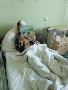 Книга для Темы, песни и шарики: как поздравили детей в больницах