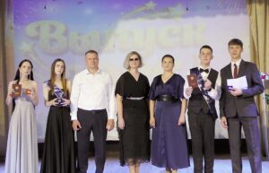 Торжественные выпускные завершились в Кыштовском районе — впереди новые свершения!