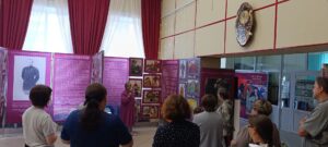 Мир через Культуру: в Кыштовском районе работает выставка „Вселенная Мастера“