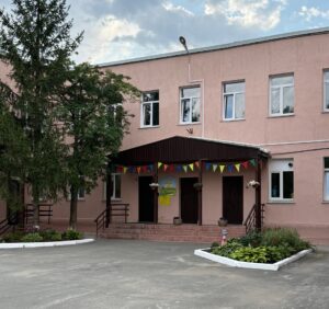 Школы, библиотеки, пешеходные тротуары: представители «Единой России» контролируют работы на социальных объектах