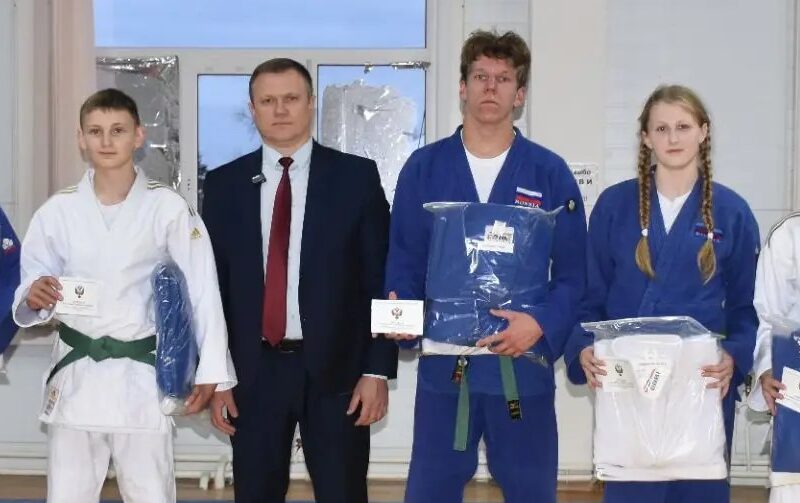 От тренировок к достижениям: дзюдоистам вручили свидетельства о разрядах и спортивную экипировку